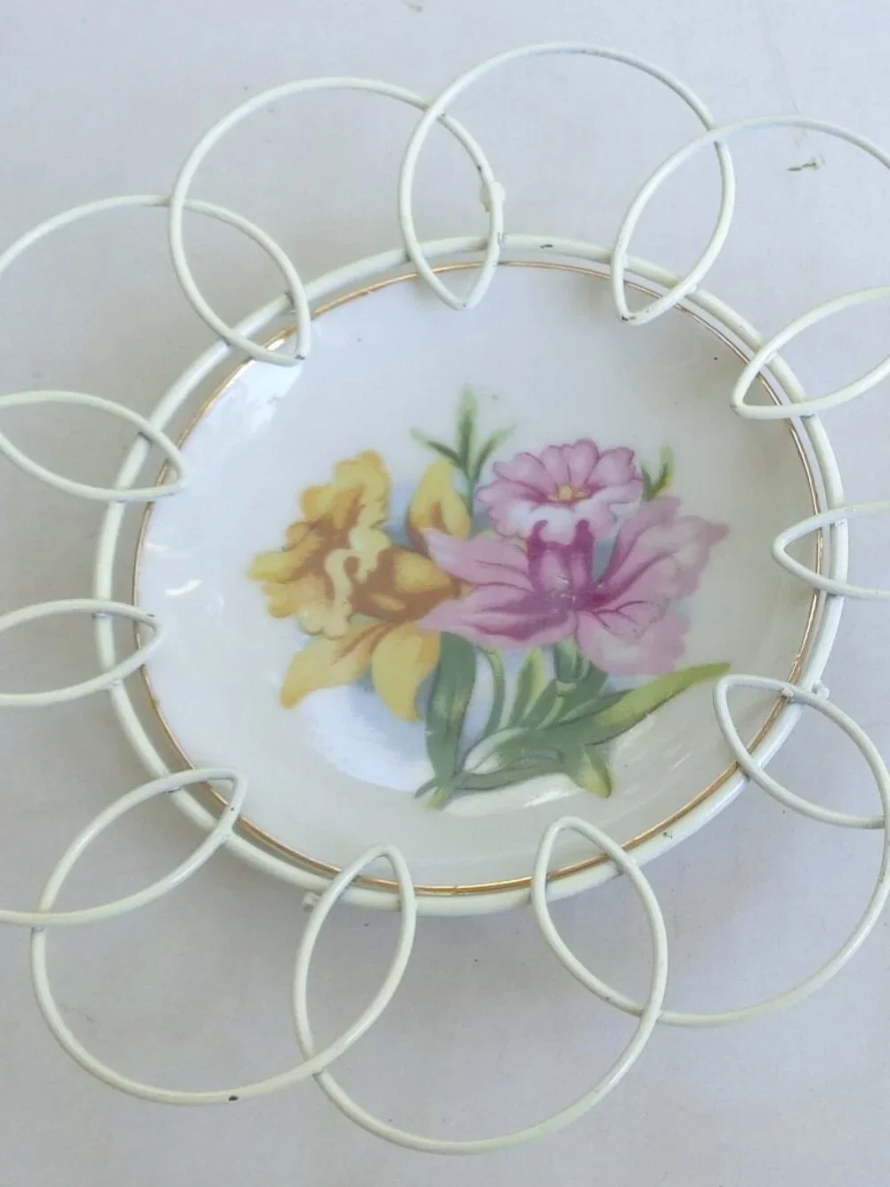 Vintage Floral Wall Hanger Plates with Scalloped Wire - Set of 3